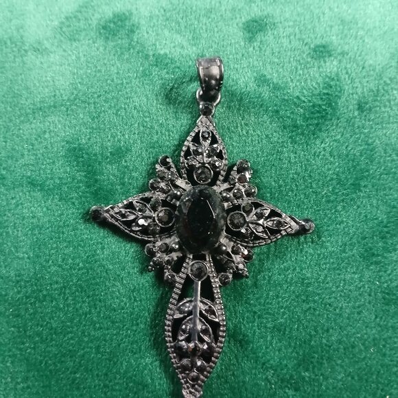 Lot of Four Gothic Cross Pendants - Picture 4 of 5